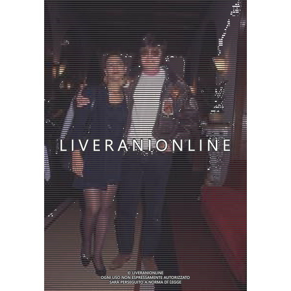DIAP-RETROSPETTIVA BOBBY SOLO CANTANTE NELLA FOTO BOBBY SOLO CON LA COMPAGNA MIMMA FOTI E LA FIGLIA VERONICA NELLA TRASMISSIONE TELEVISIVA “ RISATE IN FAMIGLIA“ ANNO 1990 AG ALDO LIVERANI SAS