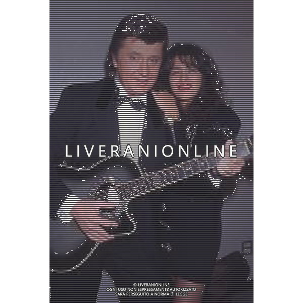 DIAP-RETROSPETTIVA BOBBY SOLO CANTANTE NELLA FOTO BOBBY SOLO CON LA COMPAGNA MIMMA FOTI E LA FIGLIA VERONICA NELLA TRASMISSIONE TELEVISIVA “ RISATE IN FAMIGLIA“ ANNO 1990 AG ALDO LIVERANI SAS