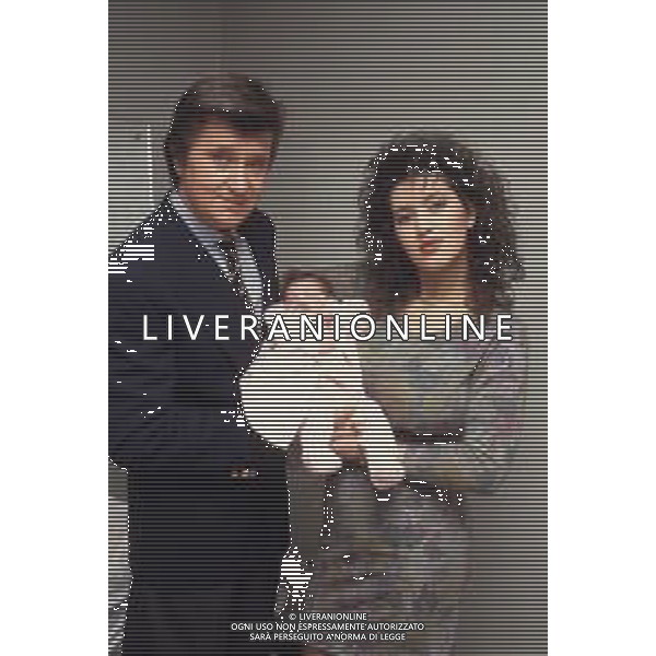 DIAP-RETROSPETTIVA BOBBY SOLO CANTANTE NELLA FOTO BOBBY SOLO CON LA COMPAGNA MIMMA FOTI E LA FIGLIA VERONICA NELLA TRASMISSIONE TELEVISIVA “ RISATE IN FAMIGLIA“ ANNO 1990 AG ALDO LIVERANI SAS