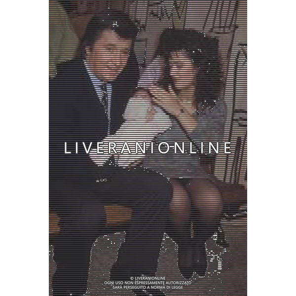 DIAP-RETROSPETTIVA BOBBY SOLO CANTANTE NELLA FOTO BOBBY SOLO CON LA COMPAGNA MIMMA FOTI E LA FIGLIA VERONICA NELLA TRASMISSIONE TELEVISIVA “ RISATE IN FAMIGLIA“ ANNO 1990 AG ALDO LIVERANI SAS
