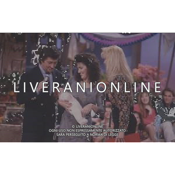 DIAP-RETROSPETTIVA BOBBY SOLO CANTANTE NELLA FOTO BOBBY SOLO CON LA COMPAGNA MIMMA FOTI E LA FIGLIA VERONICA NELLA TRASMISSIONE TELEVISIVA “ RISATE IN FAMIGLIA“ ANNO 1990 AG ALDO LIVERANI SAS
