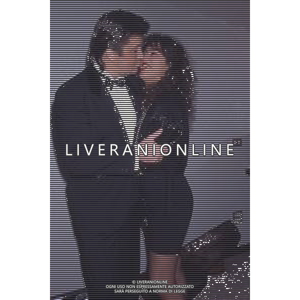 DIAP-RETROSPETTIVA BOBBY SOLO CANTANTE NELLA FOTO BOBBY SOLO CON LA COMPAGNA MIMMA FOTI E LA FIGLIA VERONICA NELLA TRASMISSIONE TELEVISIVA “ RISATE IN FAMIGLIA“ ANNO 1990 AG ALDO LIVERANI SAS