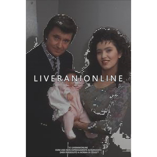 DIAP-RETROSPETTIVA BOBBY SOLO CANTANTE NELLA FOTO BOBBY SOLO CON LA COMPAGNA MIMMA FOTI E LA FIGLIA VERONICA NELLA TRASMISSIONE TELEVISIVA “ RISATE IN FAMIGLIA“ ANNO 1990 AG ALDO LIVERANI SAS