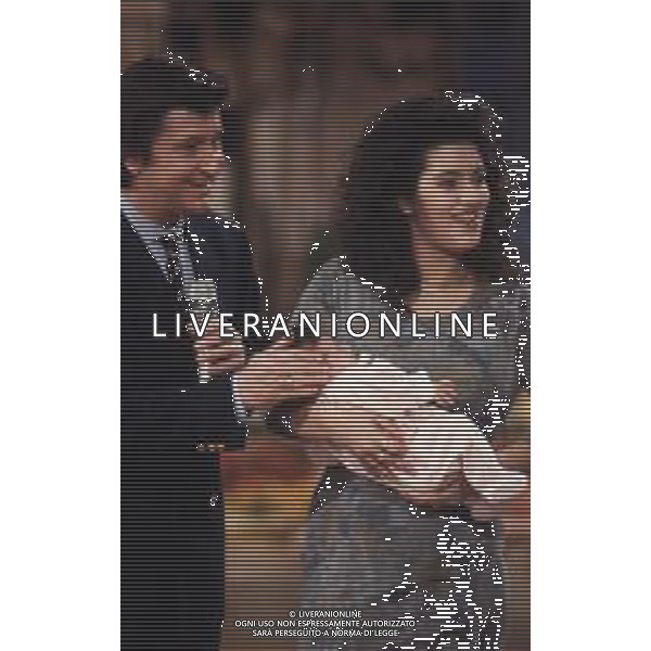 DIAP-RETROSPETTIVA BOBBY SOLO CANTANTE NELLA FOTO BOBBY SOLO CON LA COMPAGNA MIMMA FOTI E LA FIGLIA VERONICA NELLA TRASMISSIONE TELEVISIVA “ RISATE IN FAMIGLIA“ ANNO 1990 AG ALDO LIVERANI SAS