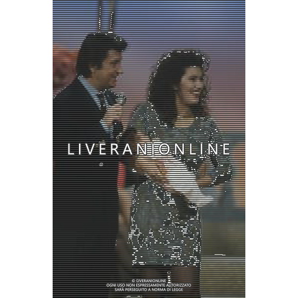 DIAP-RETROSPETTIVA BOBBY SOLO CANTANTE NELLA FOTO BOBBY SOLO CON LA COMPAGNA MIMMA FOTI E LA FIGLIA VERONICA NELLA TRASMISSIONE TELEVISIVA “ RISATE IN FAMIGLIA“ ANNO 1990 AG ALDO LIVERANI SAS