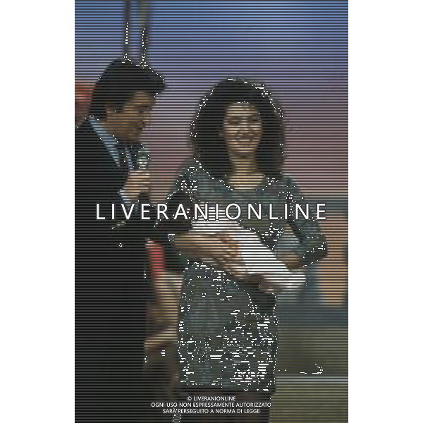 DIAP-RETROSPETTIVA BOBBY SOLO CANTANTE NELLA FOTO BOBBY SOLO CON LA COMPAGNA MIMMA FOTI E LA FIGLIA VERONICA NELLA TRASMISSIONE TELEVISIVA “ RISATE IN FAMIGLIA“ ANNO 1990 AG ALDO LIVERANI SAS