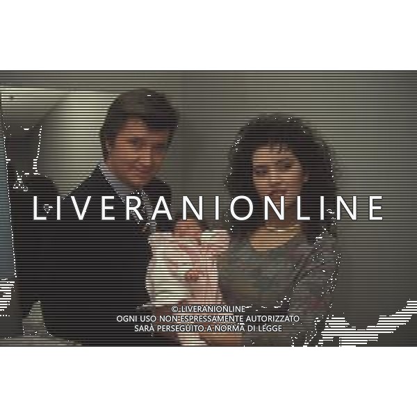 DIAP-RETROSPETTIVA BOBBY SOLO CANTANTE NELLA FOTO BOBBY SOLO CON LA COMPAGNA MIMMA FOTI E LA FIGLIA VERONICA NELLA TRASMISSIONE TELEVISIVA “ RISATE IN FAMIGLIA“ ANNO 1990 AG ALDO LIVERANI SAS