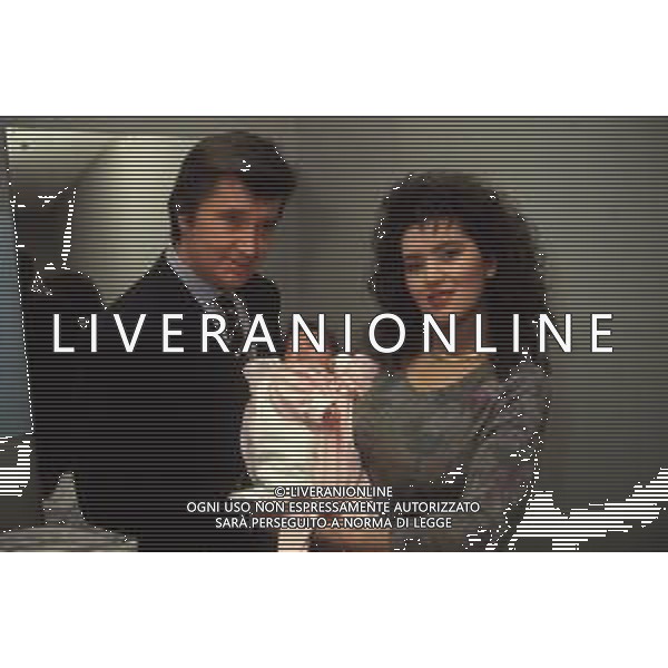 DIAP-RETROSPETTIVA BOBBY SOLO CANTANTE NELLA FOTO BOBBY SOLO CON LA COMPAGNA MIMMA FOTI E LA FIGLIA VERONICA NELLA TRASMISSIONE TELEVISIVA “ RISATE IN FAMIGLIA“ ANNO 1990 AG ALDO LIVERANI SAS