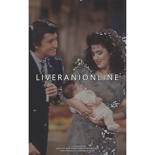 DIAP-RETROSPETTIVA BOBBY SOLO CANTANTE NELLA FOTO BOBBY SOLO CON LA COMPAGNA MIMMA FOTI E LA FIGLIA VERONICA NELLA TRASMISSIONE TELEVISIVA “ RISATE IN FAMIGLIA“ ANNO 1990 AG ALDO LIVERANI SAS