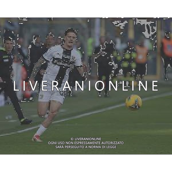 Dennis Man of Parma AC play the ball during Parma Calcio vs Torino FC, 28° Serie A Enilive 2024-25 game at Ennio Tardini stadium in Parma (PR), Italy, on March 08, 2025. (Photo by Davide Casentini) AG ALDO LIVERANI SAS