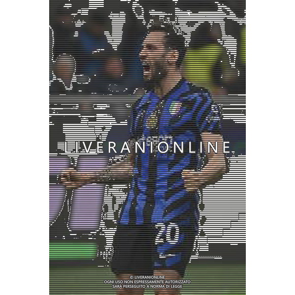 Inter vs Monza nella foto Hakan Calhanoglu (Inter) esultanza dopo il gol del 3 a 2 di Lautaro Martinez (Inter) Milano 08-03-2025 Stadio Giuseppe Meazza - San Siro Campionato Serie A Enilive - 28a giornata foto Roberto Garavaglia/Agenzia Aldo Liverani sas