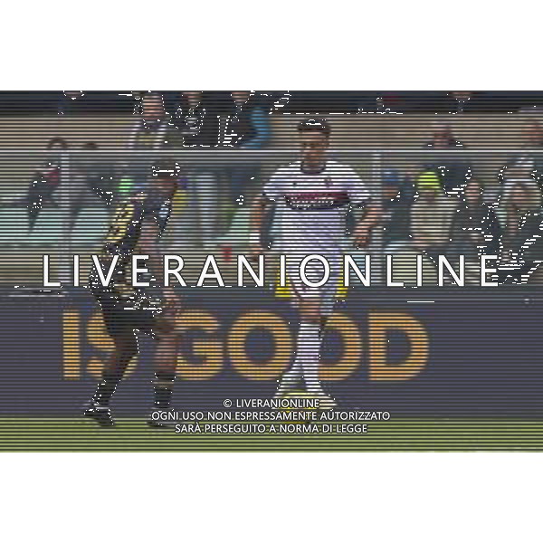 Dan Ndoye of Bologna FC competes for the ball with Jackson Tchatchoua of Hellas Verona FC during Hellas Verona FC vs Bologna BFC, 28° Serie A Enilive 2024-25 game at Marcantonio Bentegodi stadium in Verona (VR), Italy, on March 09, 2025. (Photo by Davide Casentini) AG ALDO LIVERANI SAS