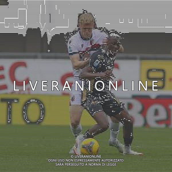 Cheikh Niasse of Hellas Verona FC battle for the ball with Lewis Ferguson of Bologna FC during Hellas Verona FC vs Bologna BFC, 28° Serie A Enilive 2024-25 game at Marcantonio Bentegodi stadium in Verona (VR), Italy, on March 09, 2025. (Photo by Davide Casentini) AG ALDO LIVERANI SAS