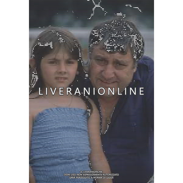 DIAP-RETROSPETTIVA MARIO MEROLA CANTANTE E ATTORE NELLA FOTO MARIO MEROLA NELL\'ANNO 1983 CON LA MOGLIE ROSA SERRAPIGLIA E I FIGLI A NAPOLI AG ALDO LIVERANI SAS 