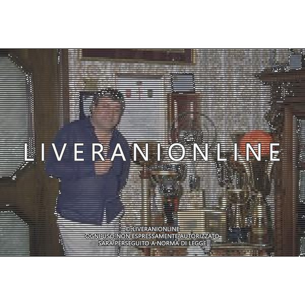 DIAP-RETROSPETTIVA MARIO MEROLA CANTANTE E ATTORE NELLA FOTO MARIO MEROLA NELL\'ANNO 1983 CON LA MOGLIE ROSA SERRAPIGLIA E I FIGLI A NAPOLI AG ALDO LIVERANI SAS 