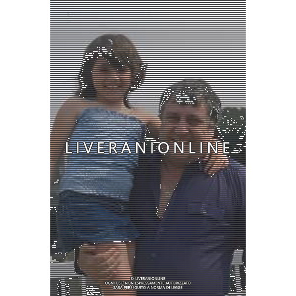 DIAP-RETROSPETTIVA MARIO MEROLA CANTANTE E ATTORE NELLA FOTO MARIO MEROLA NELL\'ANNO 1983 CON LA MOGLIE ROSA SERRAPIGLIA E I FIGLI A NAPOLI AG ALDO LIVERANI SAS 