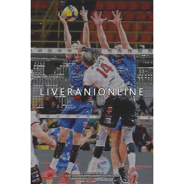 Reggio Calabria 09/03/2025 Volley Maschile Campionato serie A3. Domotek RC vs Sieco Service Ortona. In foto: Rossato e Arienti Sieco Service Ortona cercano di murare Laganà Domotek RC . Foto: Pasquale Garreffa Agenzia Liverani SAS
