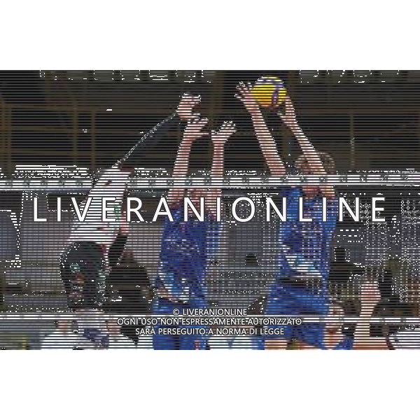 Reggio Calabria 09/03/2025 Volley Maschile Campionato serie A3. Domotek RC vs Sieco Service Ortona. In foto: Pinelli e Giacomini Sieco Service Ortona cercano di murare Laganà Domotek RC . Foto: Pasquale Garreffa Agenzia Liverani SAS