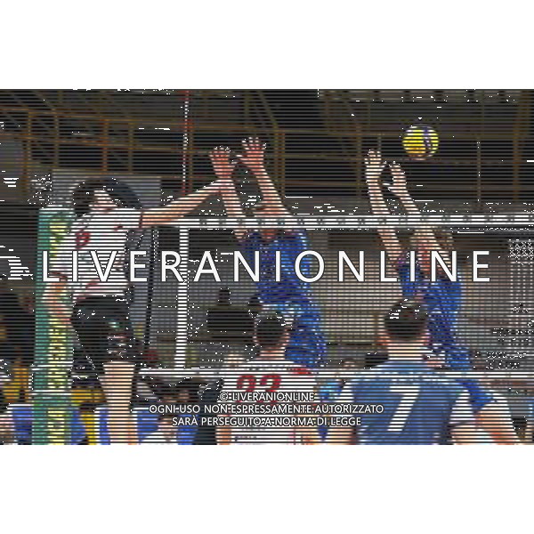 Reggio Calabria 09/03/2025 Volley Maschile Campionato serie A3. Domotek RC vs Sieco Service Ortona. In foto: Zappoli Domotek RC. a muro Pinelli e Giacomini Sieco service Ortona e Foto: Pasquale Garreffa Agenzia Liverani SAS