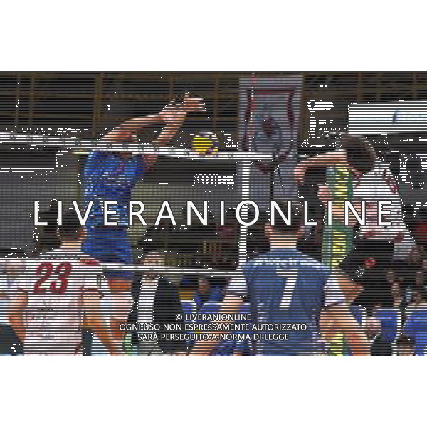 Reggio Calabria 09/03/2025 Volley Maschile Campionato serie A3. Domotek RC vs Sieco Service Ortona. In foto: Zappoli Domotek RC. a muro Marshall Sieco service Ortona e Foto: Pasquale Garreffa Agenzia Liverani SAS