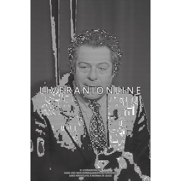 NEG-RETROSPETTIVA MARCELLO MASTROIANNI ATTORE NELLA FOTO MARCELLO MASTROIANNI A CANNES NELL\'ANNO 1984 AG ALDO LIVERANI SAS