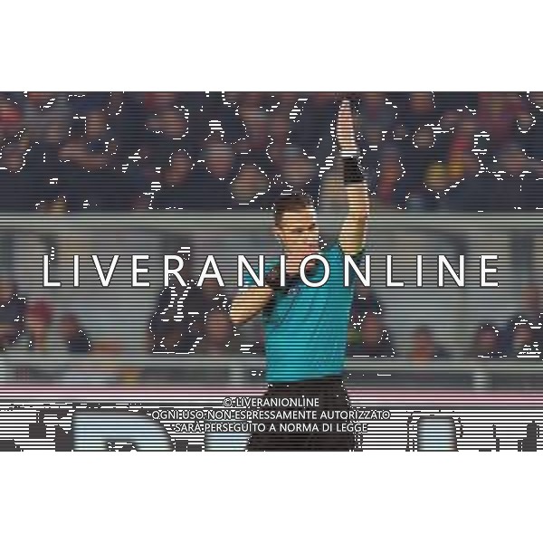 TVEM March 8, 2025 Lecce, Italy - US Lecce vs AC Milan - Italian soccer serie A 2024/25 - Via Del Mare Stadium. In the pic: the referee Daniele Doveri of Roma foto emmanuele mastodonato-ag aldo liverani sas