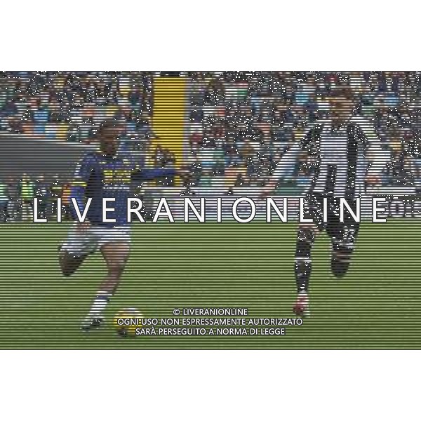 Jackson Tchatchoua of Hellas Verona FC competes for the ball with Lorenzo Lucca of Udinese FC during Udinese Calcio vs Hellas Verona FC, 29° Serie A Enilive 2024-25 game at Bluenergy stadium in Udine (UD), Italy, on March 15, 2025. (Photo by Davide Casentini) - AGENZIA ALDO LIVERANI SAS