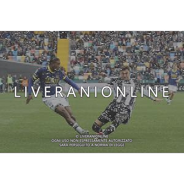 Jackson Tchatchoua of Hellas Verona FC competes for the ball with Lorenzo Lucca of Udinese FC during Udinese Calcio vs Hellas Verona FC, 29° Serie A Enilive 2024-25 game at Bluenergy stadium in Udine (UD), Italy, on March 15, 2025. (Photo by Davide Casentini) - AGENZIA ALDO LIVERANI SAS