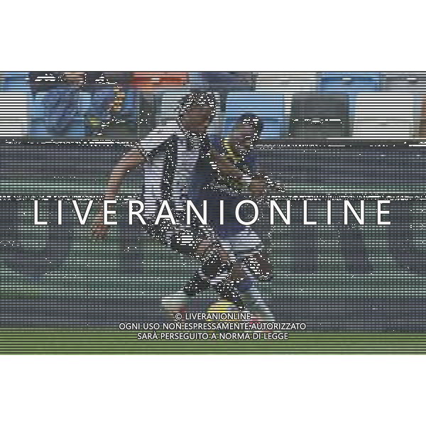 Kingsley Ehizibue of Udinese FC battle for the ball with Daniel Mosquera of Hellas Verona FC during Udinese Calcio vs Hellas Verona FC, 29° Serie A Enilive 2024-25 game at Bluenergy stadium in Udine (UD), Italy, on March 15, 2025. (Photo by Davide Casentini)- AGENZIA ALDO LIVERANI SAS