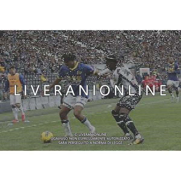 Amin Sarr of Hellas Verona FC battle for the ball with Jordan Zemura of Udinese FC during Udinese Calcio vs Hellas Verona FC, 29° Serie A Enilive 2024-25 game at Bluenergy stadium in Udine (UD), Italy, on March 15, 2025. (Photo by Davide Casentini)- AGENZIA ALDO LIVERANI SAS