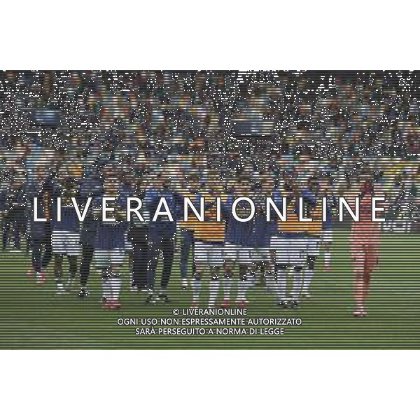 Hellas Verona players applaud the fans following the final whistle during Udinese Calcio vs Hellas Verona FC, 29° Serie A Enilive 2024-25 game at Bluenergy stadium in Udine (UD), Italy, on March 15, 2025. (Photo by Davide Casentini)- AGENZIA ALDO LIVERANI SAS