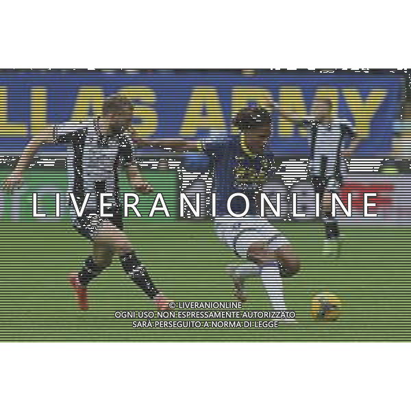 Amin Sarr of Hellas Verona FC competes for the ball with Jesper Karlström of Udinese FC during Udinese Calcio vs Hellas Verona FC, 29° Serie A Enilive 2024-25 game at Bluenergy stadium in Udine (UD), Italy, on March 15, 2025. (Photo by Davide Casentini)- AGENZIA ALDO LIVERANI SAS