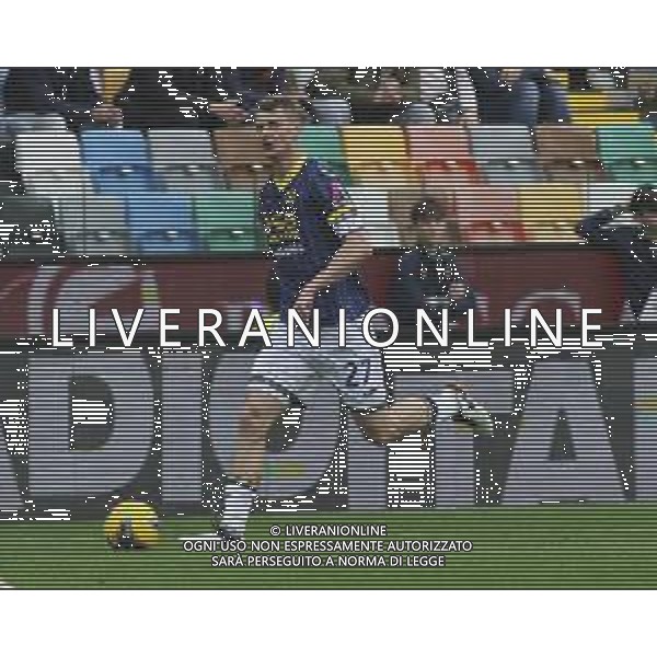 Pawel Dawidowicz of Hellas Verona FC play the ball during Udinese Calcio vs Hellas Verona FC, 29° Serie A Enilive 2024-25 game at Bluenergy stadium in Udine (UD), Italy, on March 15, 2025. (Photo by Davide Casentini)- AGENZIA ALDO LIVERANI SAS