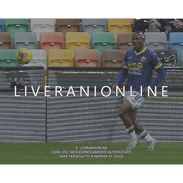 Jackson Tchatchoua of Hellas Verona FC play the ball during Udinese Calcio vs Hellas Verona FC, 29° Serie A Enilive 2024-25 game at Bluenergy stadium in Udine (UD), Italy, on March 15, 2025. (Photo by Davide Casentini)- AGENZIA ALDO LIVERANI SAS
