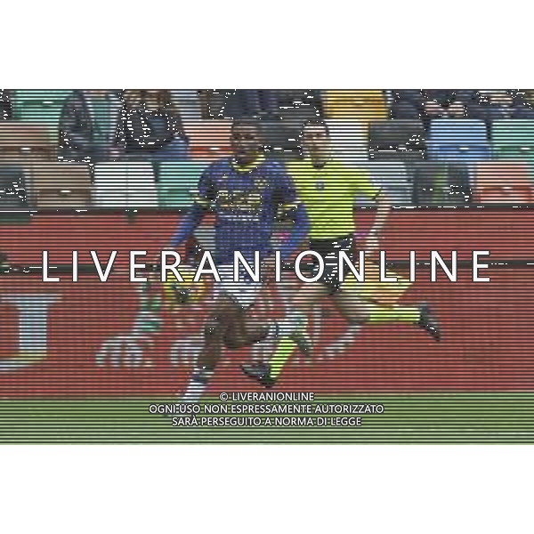 Jackson Tchatchoua of Hellas Verona FC play the ball during Udinese Calcio vs Hellas Verona FC, 29° Serie A Enilive 2024-25 game at Bluenergy stadium in Udine (UD), Italy, on March 15, 2025. (Photo by Davide Casentini)- AGENZIA ALDO LIVERANI SAS