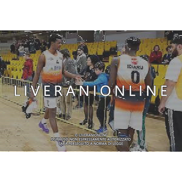 Reggio Calabria 16/03/2025 PalaCalafiore Campionato Interregionale serie B Play Gold. Redel Viola RC vs Scandone Avellino. In foto: Traore e Idiaru salutano i pochi tifosi rimasti Redel Viola RC Foto Pasquale Garreffa Agenzia Aldo Liverani SAS