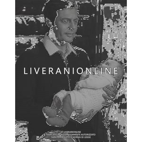 NEG-RETROSPETTIVA MARCELLO MASTROIANNI ATTORE NELLA FOTO MARCELLO MASTROIANNI SUL SET DEL FILM“AMANTI“ NELL\'ANNO 1968 A CORTINA D\'AMPEZZO AG ALDO LIVERANI SAS 