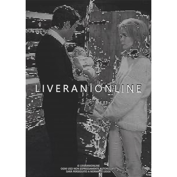 NEG-RETROSPETTIVA MARCELLO MASTROIANNI ATTORE NELLA FOTO MARCELLO MASTROIANNI CON FAYE DUNAWAY SUL SET DEL FILM“AMANTI“ NELL\'ANNO 1968 A CORTINA D\'AMPEZZO AG ALDO LIVERANI SAS  