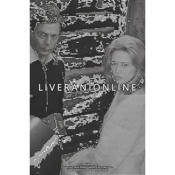 NEG-RETROSPETTIVA MARCELLO MASTROIANNI ATTORE NELLA FOTO MARCELLO MASTROIANNI CON FAYE DUNAWAY SUL SET DEL FILM“AMANTI“ NELL\'ANNO 1968 A CORTINA D\'AMPEZZO AG ALDO LIVERANI SAS 