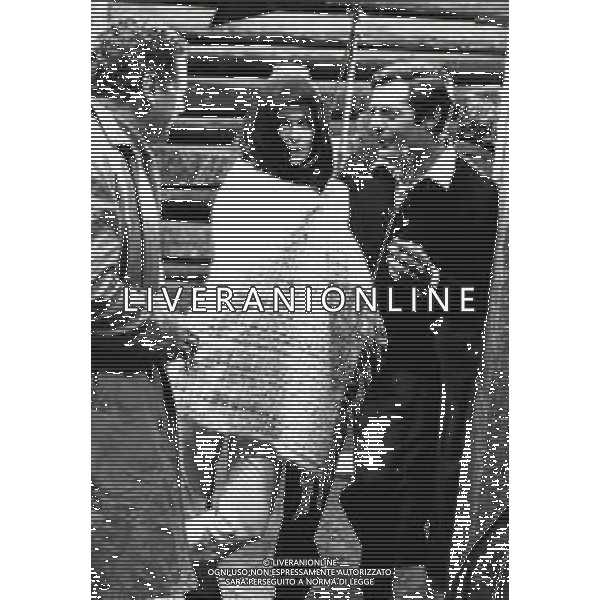 NEG-RETROSPETTIVA MARCELLO MASTROIANNI ATTORE NELLA FOTO MARCELLO MASTROIANNI CON FAYE DUNAWAY SUL SET DEL FILM“AMANTI“ NELL\'ANNO 1968 A CORTINA D\'AMPEZZO AG ALDO LIVERANI SAS  