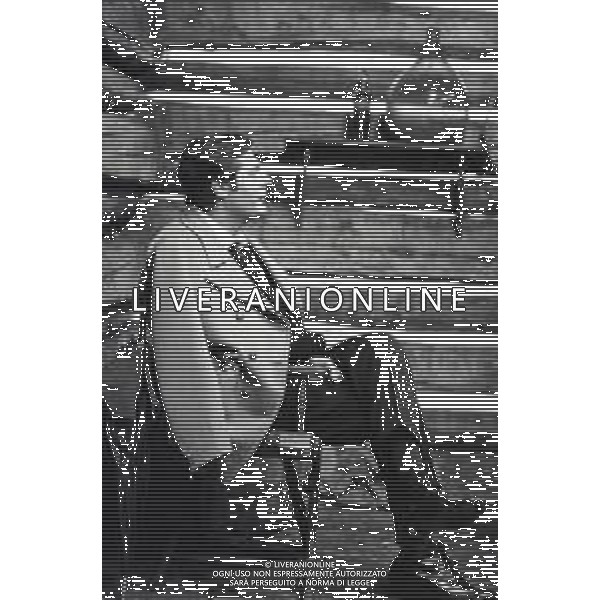 NEG-RETROSPETTIVA MARCELLO MASTROIANNI ATTORE NELLA FOTO MARCELLO MASTROIANNI SUL SET DEL FILM“AMANTI“ NELL\'ANNO 1968 A CORTINA D\'AMPEZZO AG ALDO LIVERANI SAS 