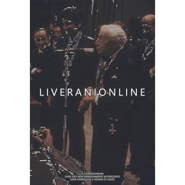 DIA-RETROSPETTIVA ARTHUR RUBINSTEIN PIANISTA NELLA FOTO IL PIANISTA ARTHUR RUBINSTEIN RICEVE IL PREMIO ‘Una Vita nella Musica’ TEATRO LA FENICE VENEZIA NELL\'ANNO 1979 con il Sindaco Mario Rigo e Amintore Fanfani  AG ALDO LIVERANI SAS