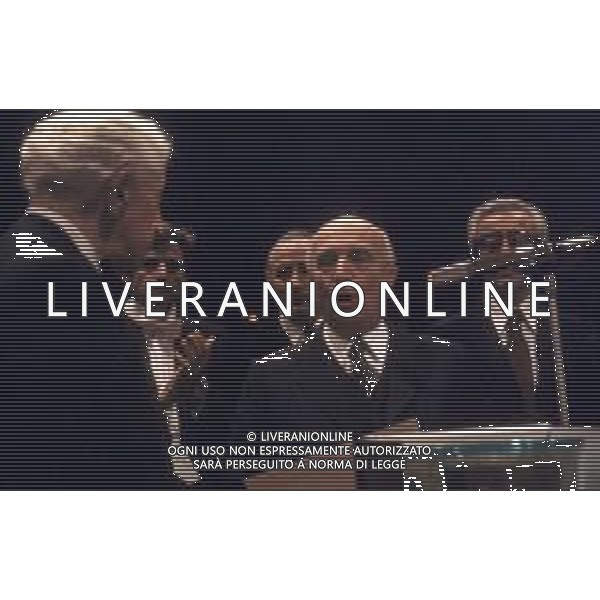 DIA-RETROSPETTIVA ARTHUR RUBINSTEIN PIANISTA NELLA FOTO IL PIANISTA ARTHUR RUBINSTEIN RICEVE IL PREMIO ‘Una Vita nella Musica’ TEATRO LA FENICE VENEZIA NELL\'ANNO 1979 con il Sindaco Mario Rigo e Amintore Fanfani  AG ALDO LIVERANI SAS