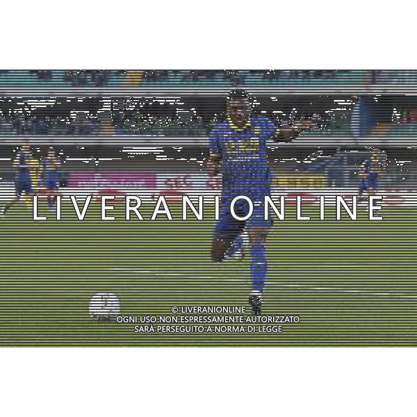 Daniel Mosquera of Hellas Verona FC play the ball during Hellas Verona FC vs AC Parma, 30° Serie A Enilive 2024-25 game at Marcantonio Bentegodi stadium in Verona (VR), Italy, on March 31, 2025. (Photo by Davide Casentini)- AGENZIA ALDO LIVERANI SAS
