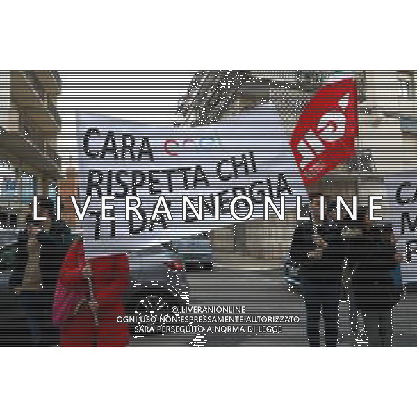 Reggio Calabria 31/03/2025 Manifestazione indetta dai Sindacati UILCOM; CGIL; CISL; UGL dei Lavoratori di due grossi Call-Center che operano in città, che hanno come Committenti ENEL. Sollecitano il rinnovo del Contratto delle Telecomunicazioni e Invitano ENEL a non accettare il Contratto Pirata reso attivo dal 01/02/2025 ad opera della Network -Contacts con sede a Molfetta(Bari) siglato da una sola sigla Sindacale Cisal che non li rapprensenta, questo contratto va a ledere i diritti dei lavoratori guadagnati fin\'ora. Foto Pasquale Garreffa Agenzia Aldo Liverani SAS