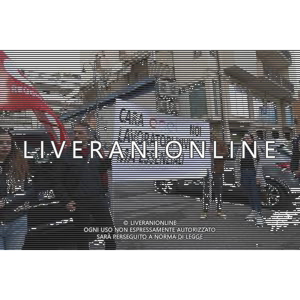 Reggio Calabria 31/03/2025 Manifestazione indetta dai Sindacati UILCOM; CGIL; CISL; UGL dei Lavoratori di due grossi Call-Center che operano in città, che hanno come Committenti ENEL. Sollecitano il rinnovo del Contratto delle Telecomunicazioni e Invitano ENEL a non accettare il Contratto Pirata reso attivo dal 01/02/2025 ad opera della Network -Contacts con sede a Molfetta(Bari) siglato da una sola sigla Sindacale Cisal che non li rapprensenta, questo contratto va a ledere i diritti dei lavoratori guadagnati fin\'ora. Foto Pasquale Garreffa Agenzia Aldo Liverani SAS
