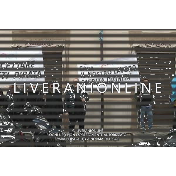 Reggio Calabria 31/03/2025 Manifestazione indetta dai Sindacati UILCOM; CGIL; CISL; UGL dei Lavoratori di due grossi Call-Center che operano in città, che hanno come Committenti ENEL. Sollecitano il rinnovo del Contratto delle Telecomunicazioni e Invitano ENEL a non accettare il Contratto Pirata reso attivo dal 01/02/2025 ad opera della Network -Contacts con sede a Molfetta(Bari) siglato da una sola sigla Sindacale Cisal che non li rapprensenta, questo contratto va a ledere i diritti dei lavoratori guadagnati fin\'ora. Foto Pasquale Garreffa Agenzia Aldo Liverani SAS