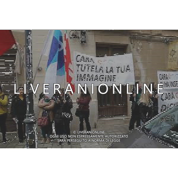Reggio Calabria 31/03/2025 Manifestazione indetta dai Sindacati UILCOM; CGIL; CISL; UGL dei Lavoratori di due grossi Call-Center che operano in città, che hanno come Committenti ENEL. Sollecitano il rinnovo del Contratto delle Telecomunicazioni e Invitano ENEL a non accettare il Contratto Pirata reso attivo dal 01/02/2025 ad opera della Network -Contacts con sede a Molfetta(Bari) siglato da una sola sigla Sindacale Cisal che non li rapprensenta, questo contratto va a ledere i diritti dei lavoratori guadagnati fin\'ora. Foto Pasquale Garreffa Agenzia Aldo Liverani SAS