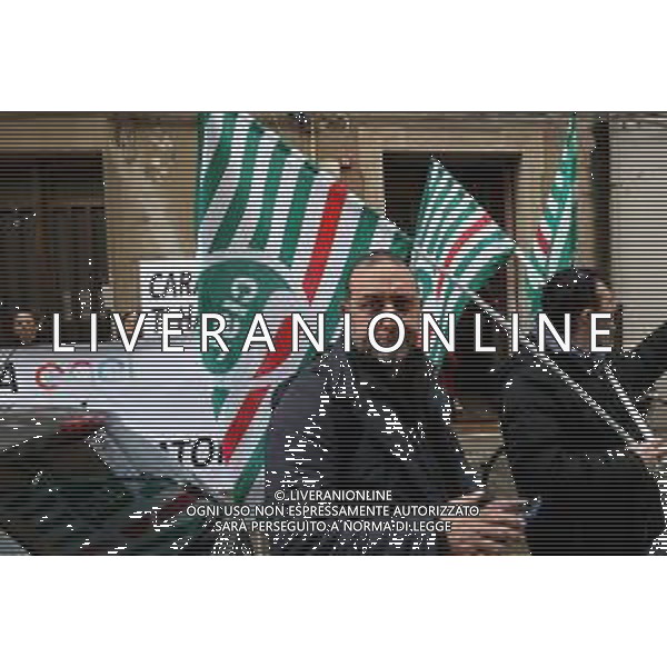 Reggio Calabria 31/03/2025 Manifestazione indetta dai Sindacati UILCOM; CGIL; CISL; UGL dei Lavoratori di due grossi Call-Center che operano in città, che hanno come Committenti ENEL. Sollecitano il rinnovo del Contratto delle Telecomunicazioni e Invitano ENEL a non accettare il Contratto Pirata reso attivo dal 01/02/2025 ad opera della Network -Contacts con sede a Molfetta(Bari) siglato da una sola sigla Sindacale Cisal che non li rapprensenta, questo contratto va a ledere i diritti dei lavoratori guadagnati fin\'ora. Foto Pasquale Garreffa Agenzia Aldo Liverani SAS