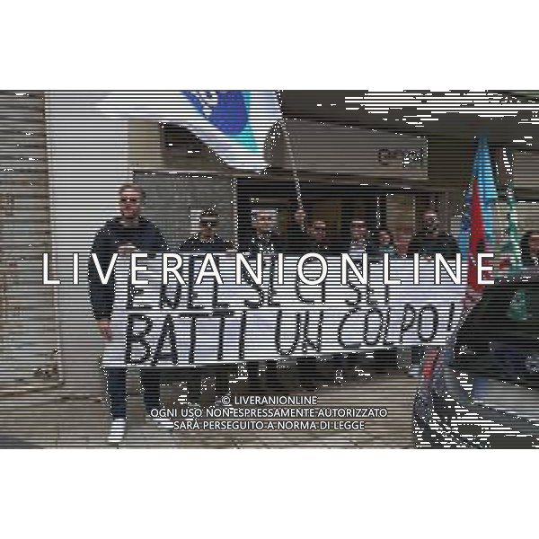 Reggio Calabria 31/03/2025 Manifestazione indetta dai Sindacati UILCOM; CGIL; CISL; UGL dei Lavoratori di due grossi Call-Center che operano in città, che hanno come Committenti ENEL. Sollecitano il rinnovo del Contratto delle Telecomunicazioni e Invitano ENEL a non accettare il Contratto Pirata reso attivo dal 01/02/2025 ad opera della Network -Contacts con sede a Molfetta(Bari) siglato da una sola sigla Sindacale Cisal che non li rapprensenta, questo contratto va a ledere i diritti dei lavoratori guadagnati fin\'ora. Foto Pasquale Garreffa Agenzia Aldo Liverani SAS